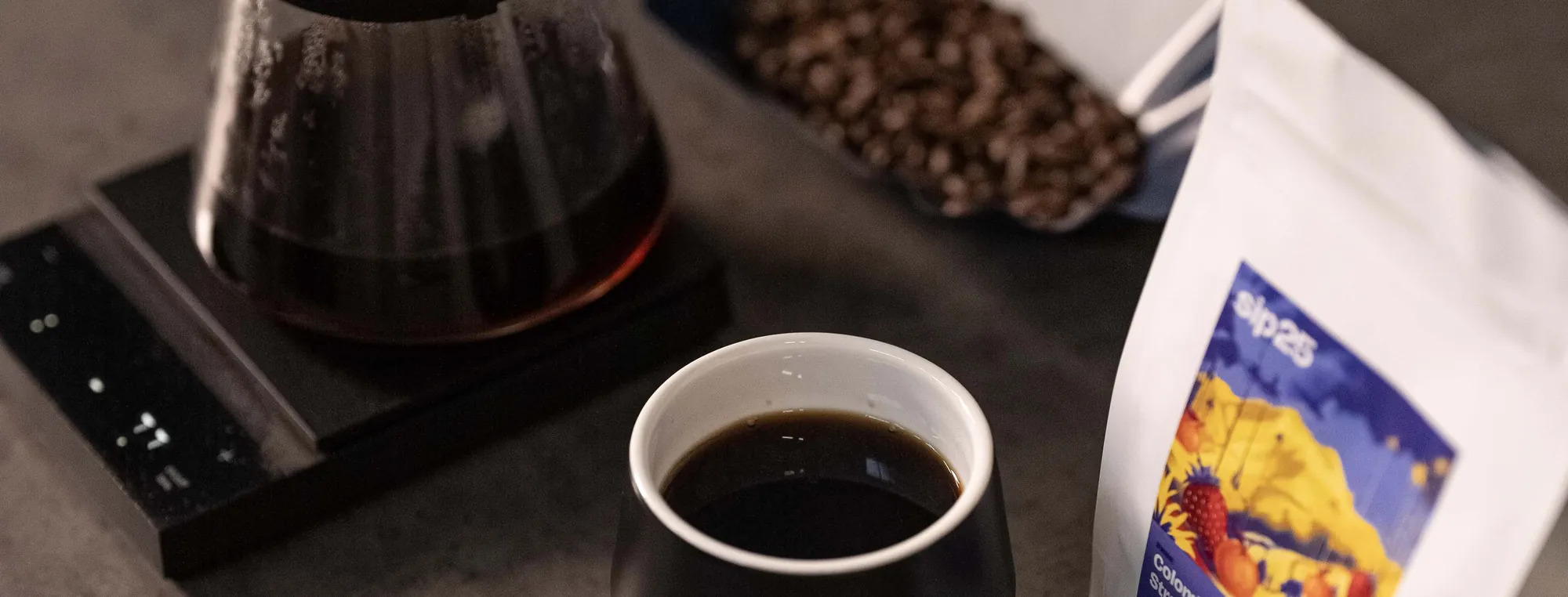 Ceașcă de cafea filtru lângă o pungă sip25, pe tejghea