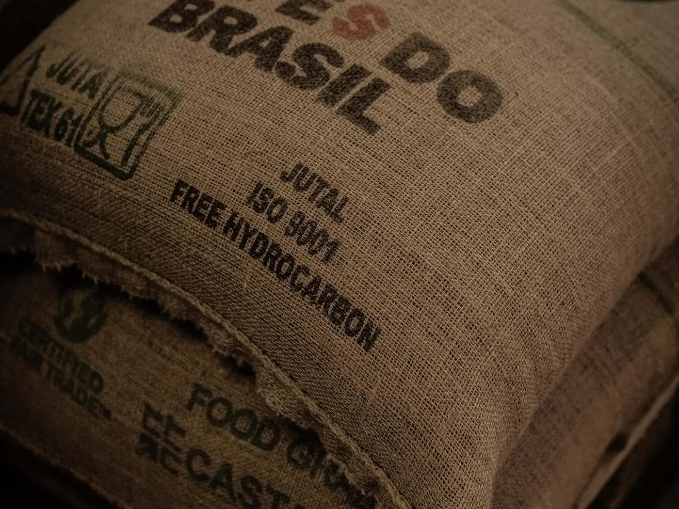 Saci de iută cu cafea verde din Brazilia, în atelier