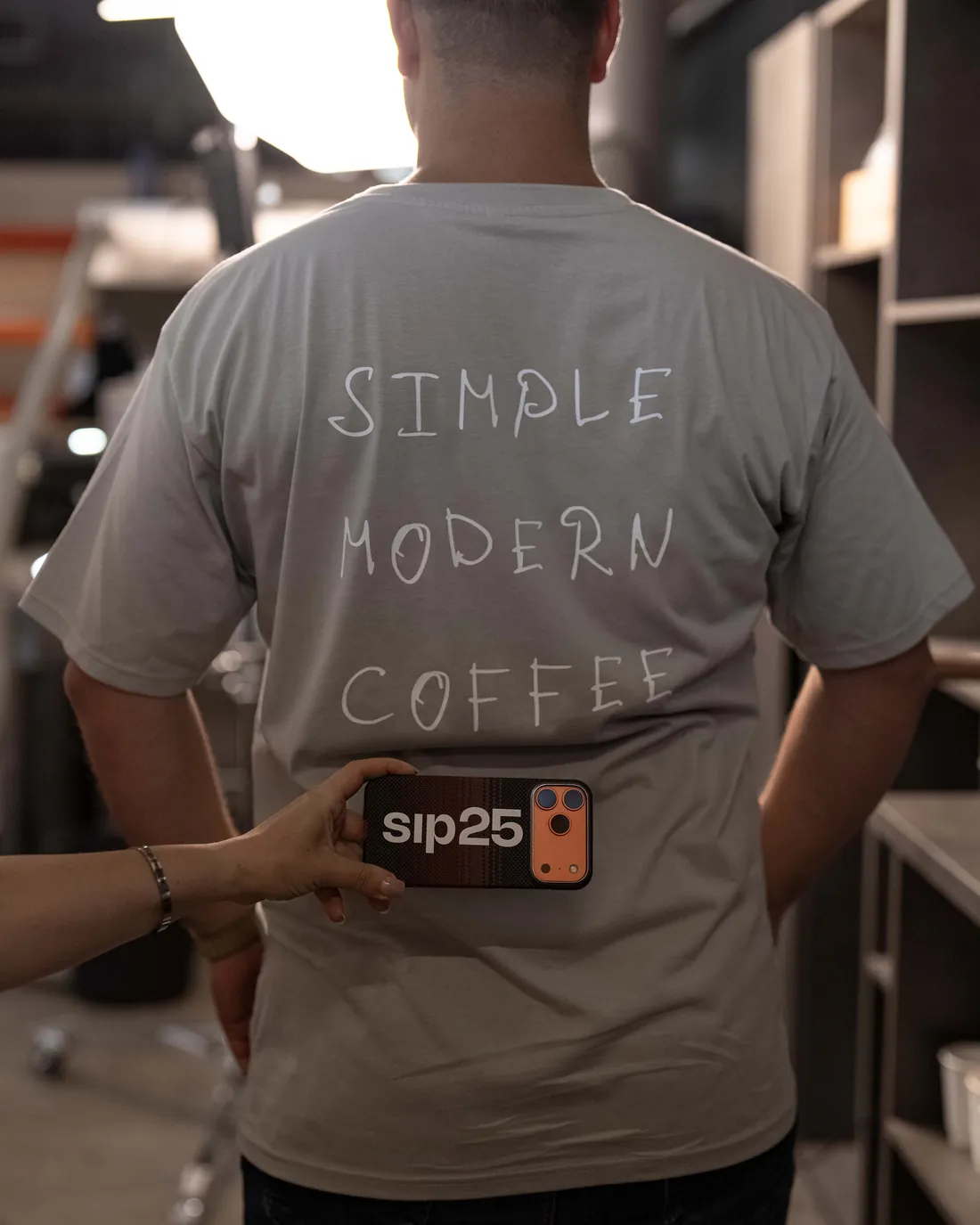 Tricou sip25 cu motoul simple modern coffee, în atelier