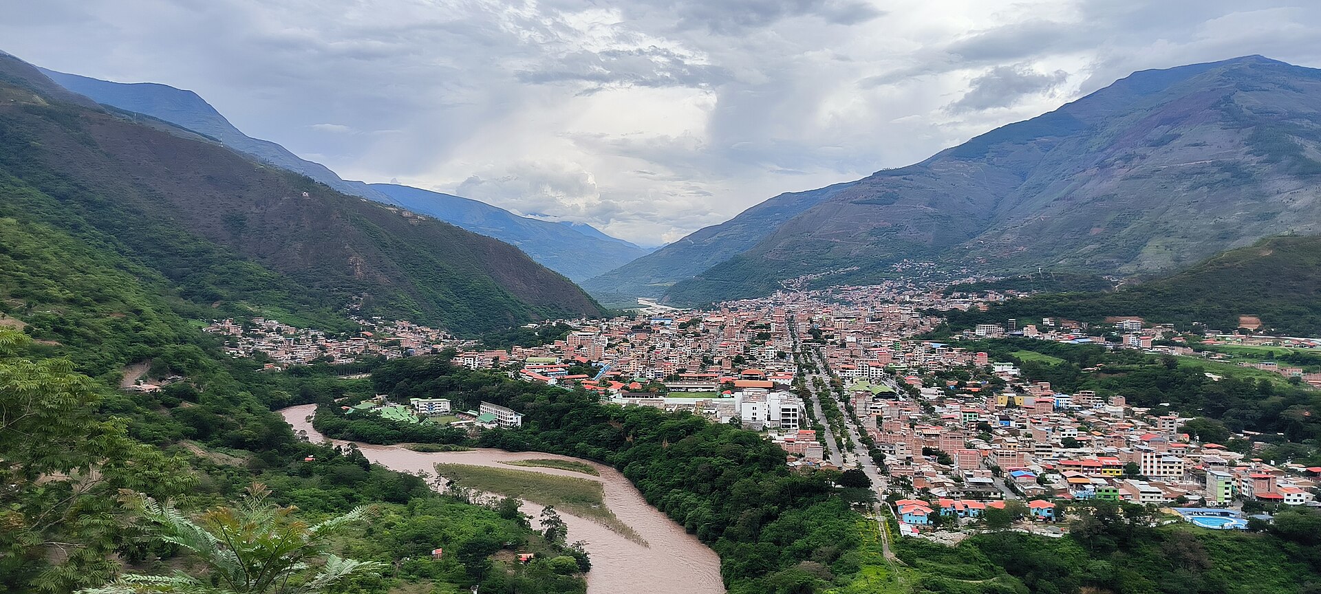 Valea Urubamba la Quillabamba, provincia La Convención, Cusco